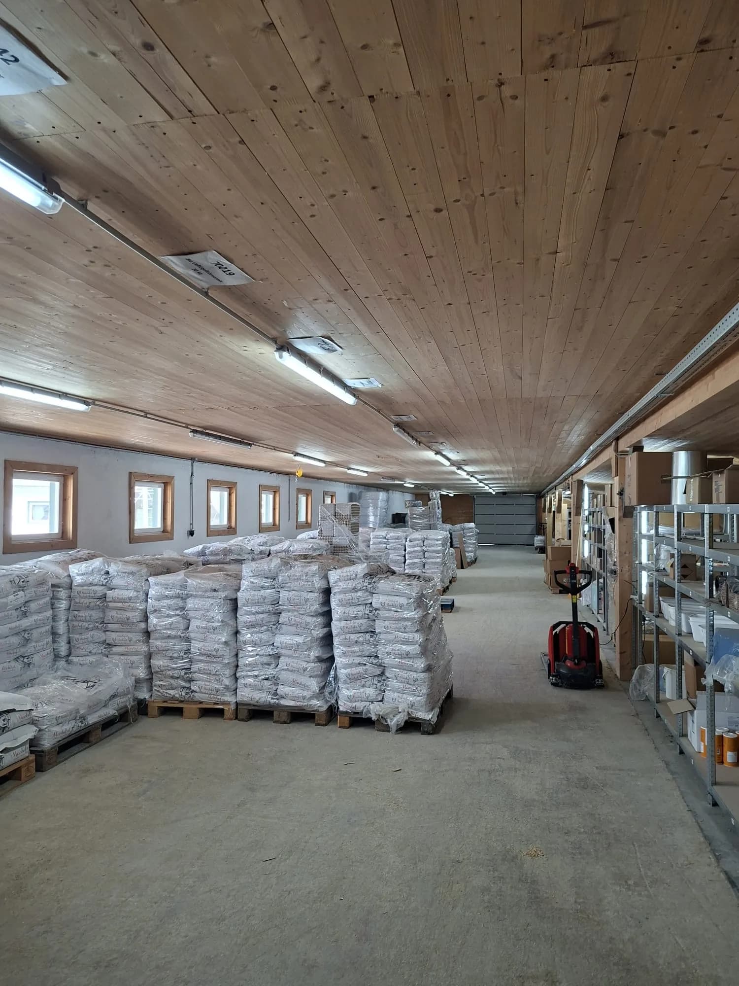 Paletten mit Sackware am Standort der Karner Handels GmbH