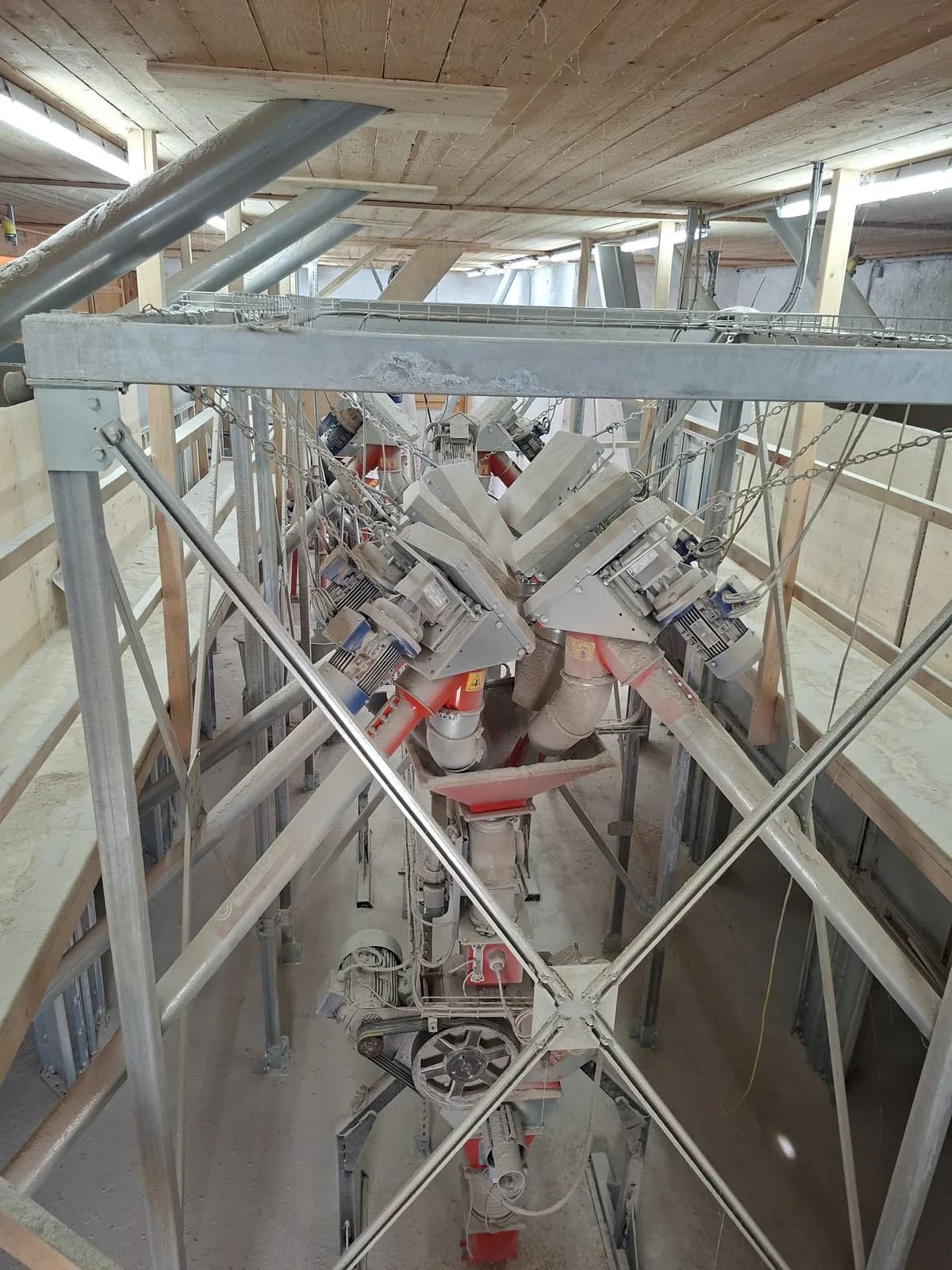 Blick von oben auf Rohre, Verteiler und Maschinen der Anlage